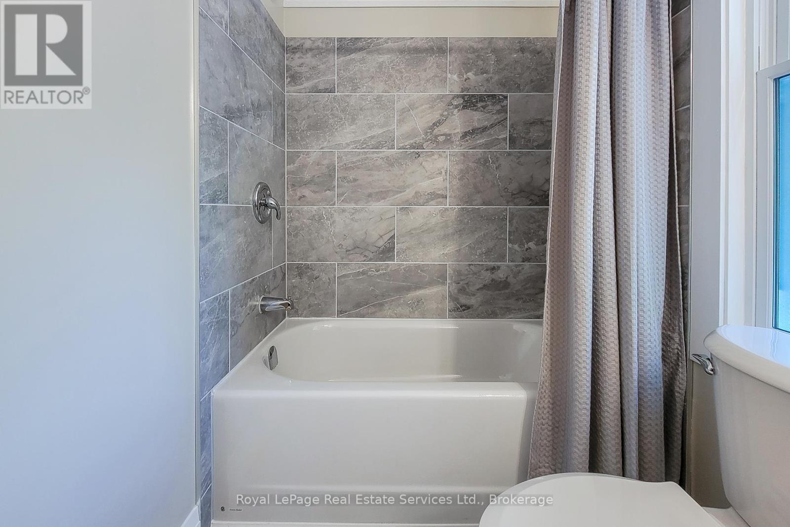 












116 GARSIDE AVENUE N

,
Hamilton (Homeside),




Ontario
L8H4W3

