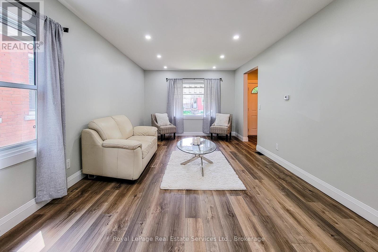 












116 GARSIDE AVENUE N

,
Hamilton (Homeside),




Ontario
L8H4W3


