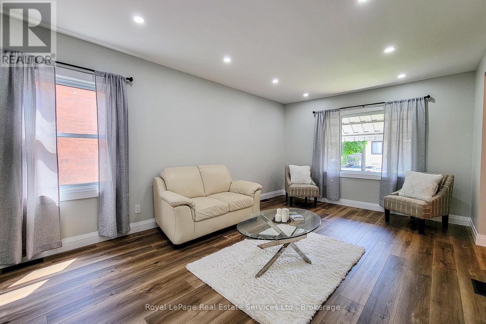 












116 GARSIDE AVENUE N

,
Hamilton (Homeside),




Ontario
L8H4W3

