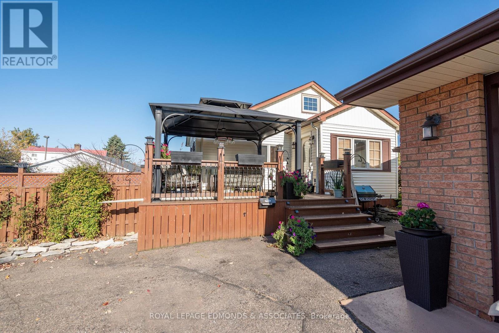












1315 BLAKELY CRESCENT W

,
Pembroke,




Ontario
K8A6Z9

