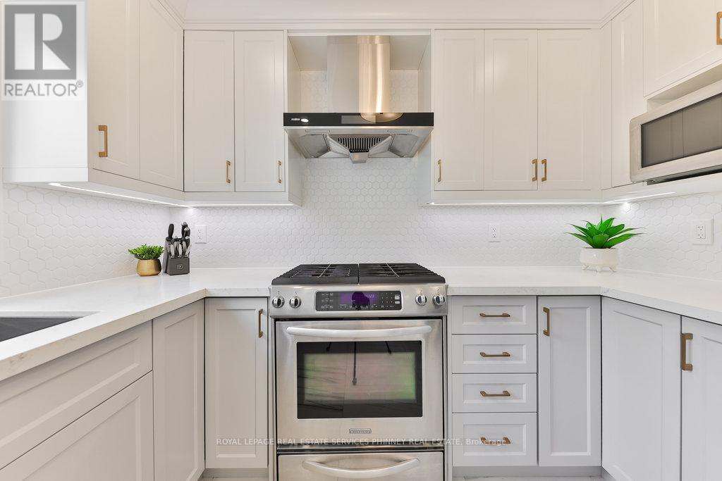 












296 EVERGREEN CRESCENT

,
Oakville,




Ontario
L6H4P5

