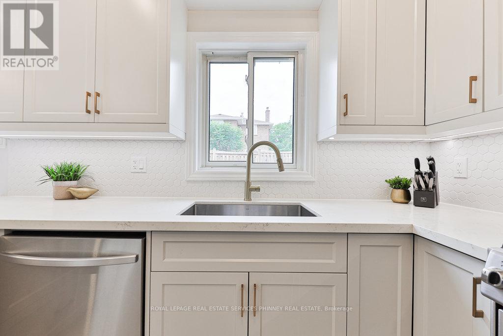 












296 EVERGREEN CRESCENT

,
Oakville,




Ontario
L6H4P5

