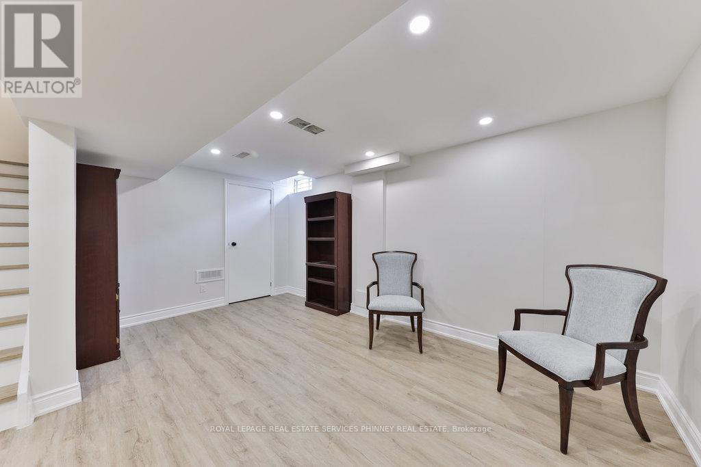 












296 EVERGREEN CRESCENT

,
Oakville,




Ontario
L6H4P5


