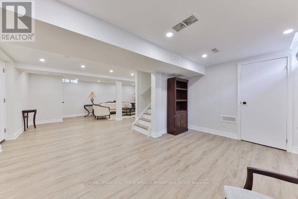 












296 EVERGREEN CRESCENT

,
Oakville,




Ontario
L6H4P5

