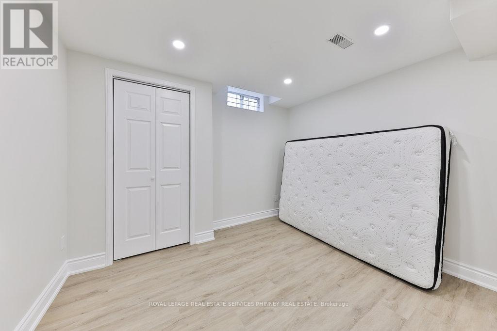 












296 EVERGREEN CRESCENT

,
Oakville,




Ontario
L6H4P5


