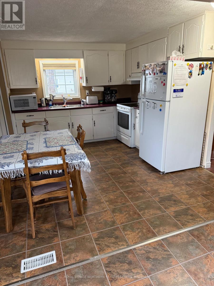 












69 GRASSLANDS ROAD W

,
Timmins (TNE - North),




Ontario
P4R8R9

