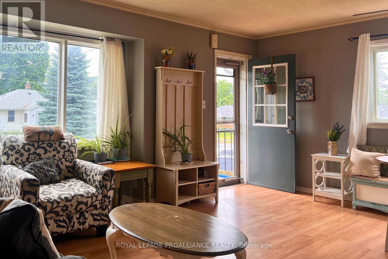 












6 THIRD STREET

,
Belleville (Belleville Ward),




Ontario
K8N4R8

