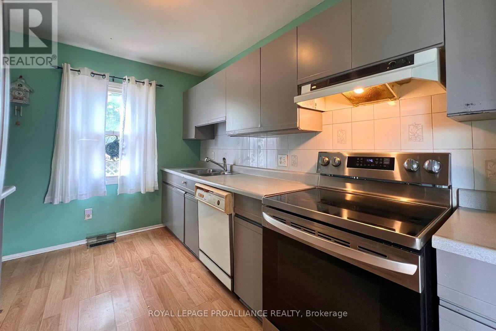 












6 THIRD STREET

,
Belleville (Belleville Ward),




Ontario
K8N4R8

