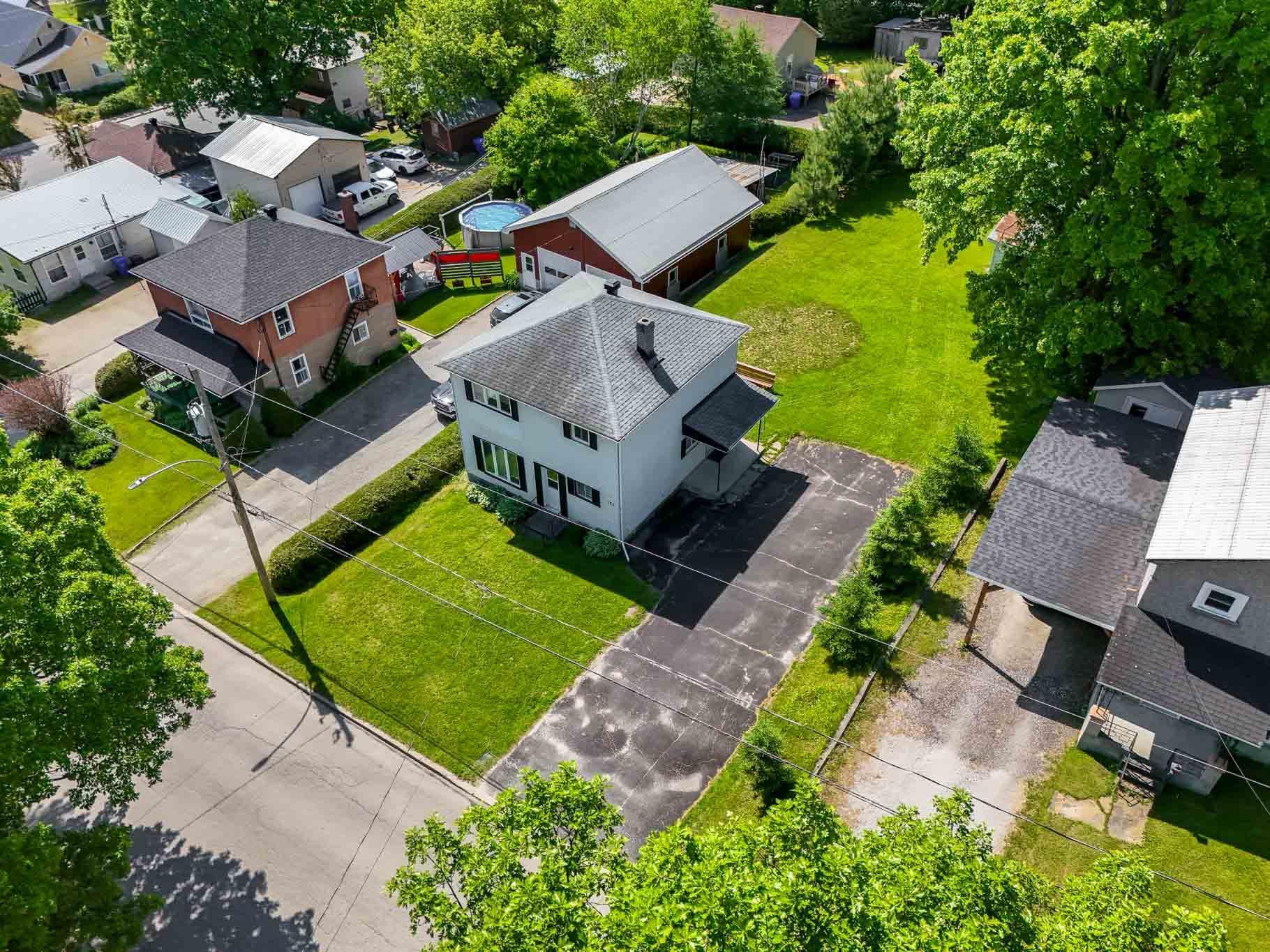 









183


Rue Montcalm

,
Maniwaki,




QC
J9E1T7

