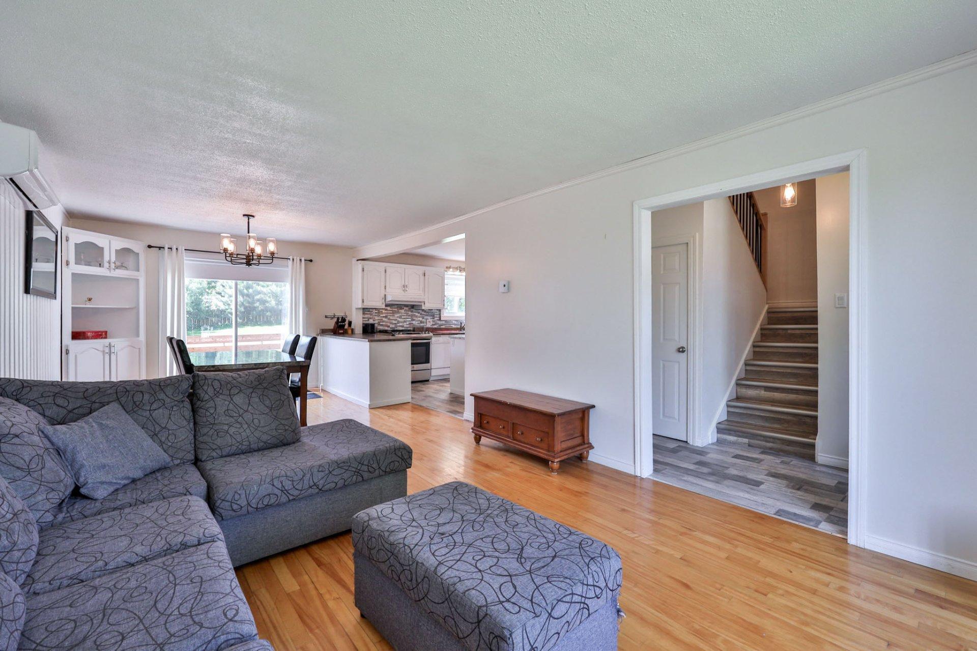 









183


Rue Montcalm

,
Maniwaki,




QC
J9E1T7

