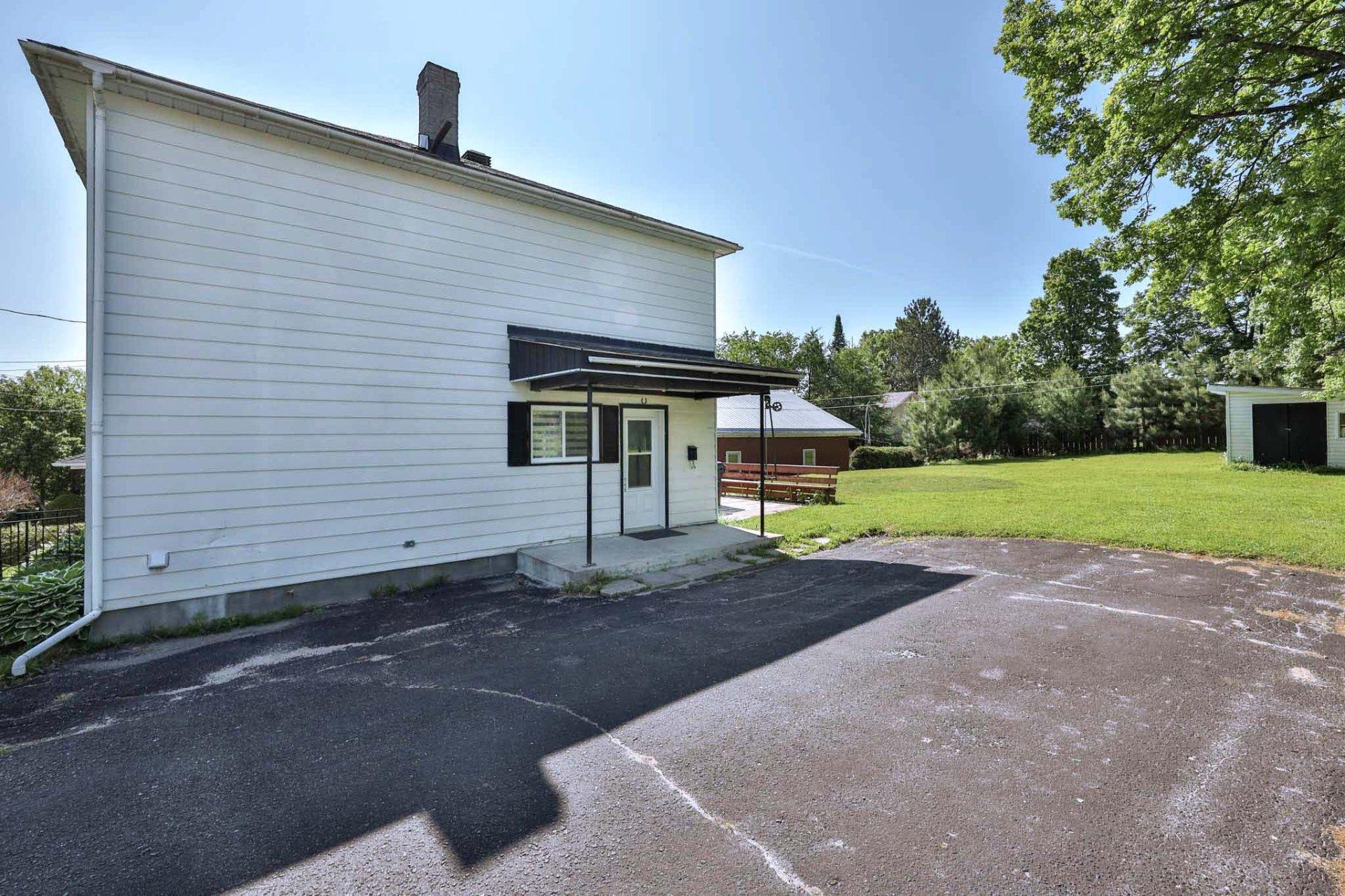 









183


Rue Montcalm

,
Maniwaki,




QC
J9E1T7

