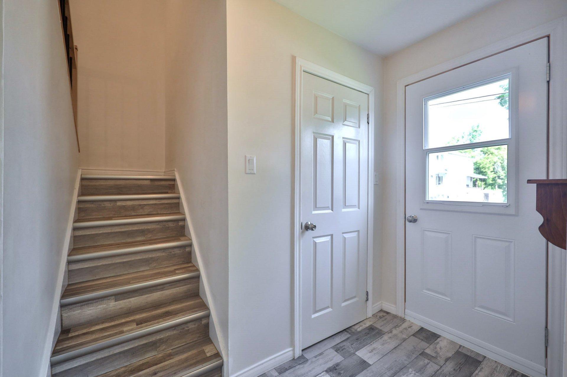 









183


Rue Montcalm

,
Maniwaki,




QC
J9E1T7

