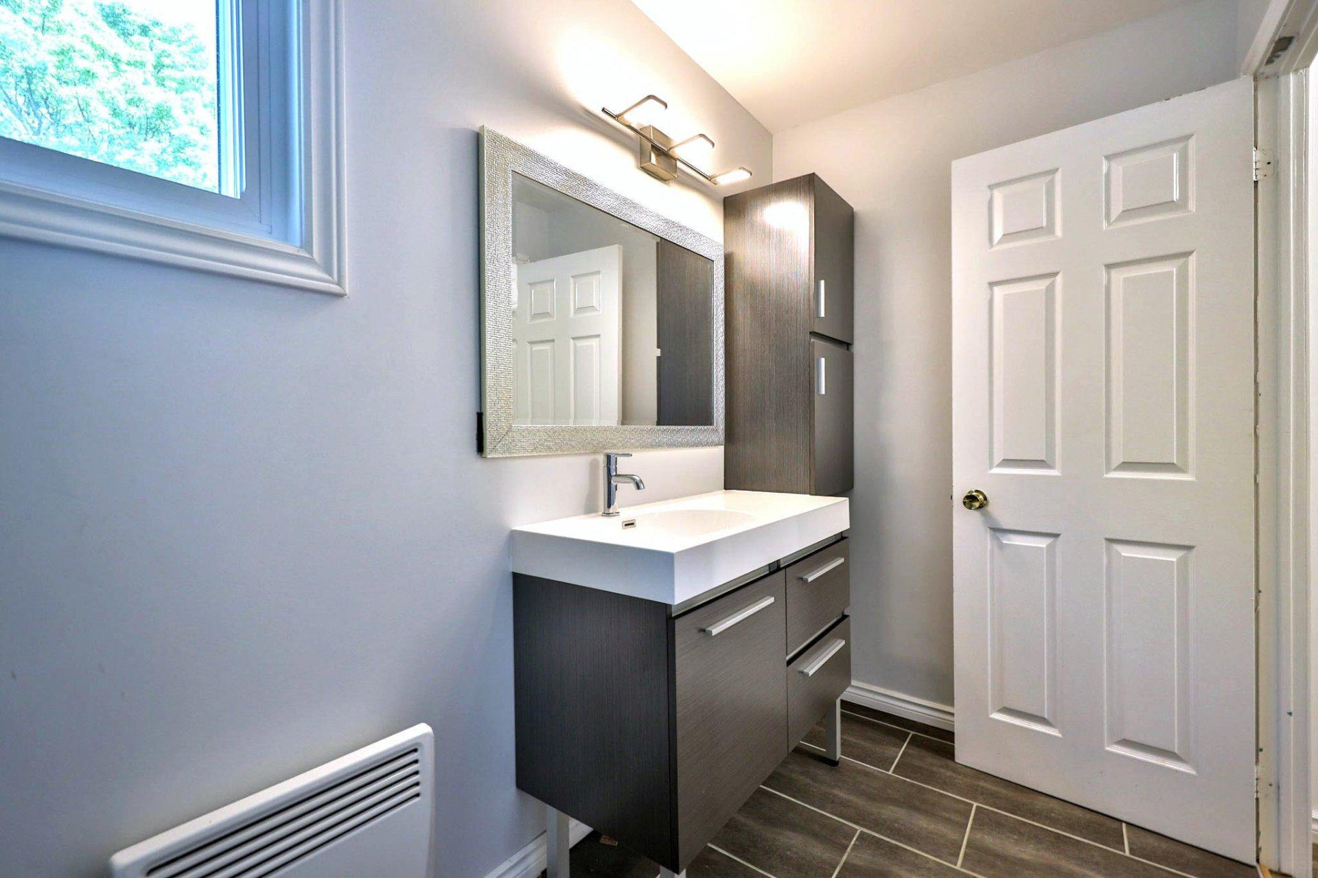 









183


Rue Montcalm

,
Maniwaki,




QC
J9E1T7

