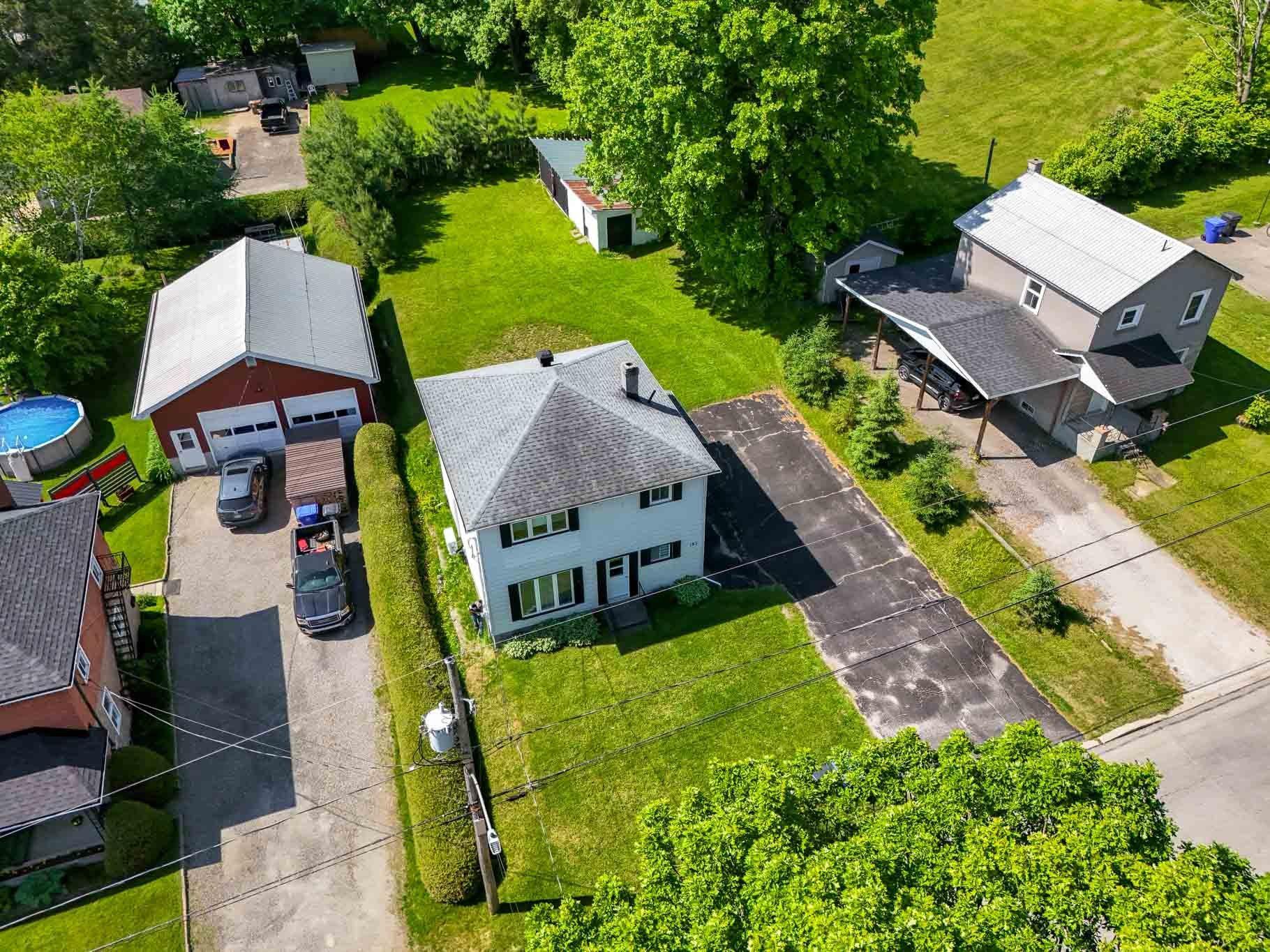 









183


Rue Montcalm

,
Maniwaki,




QC
J9E1T7

