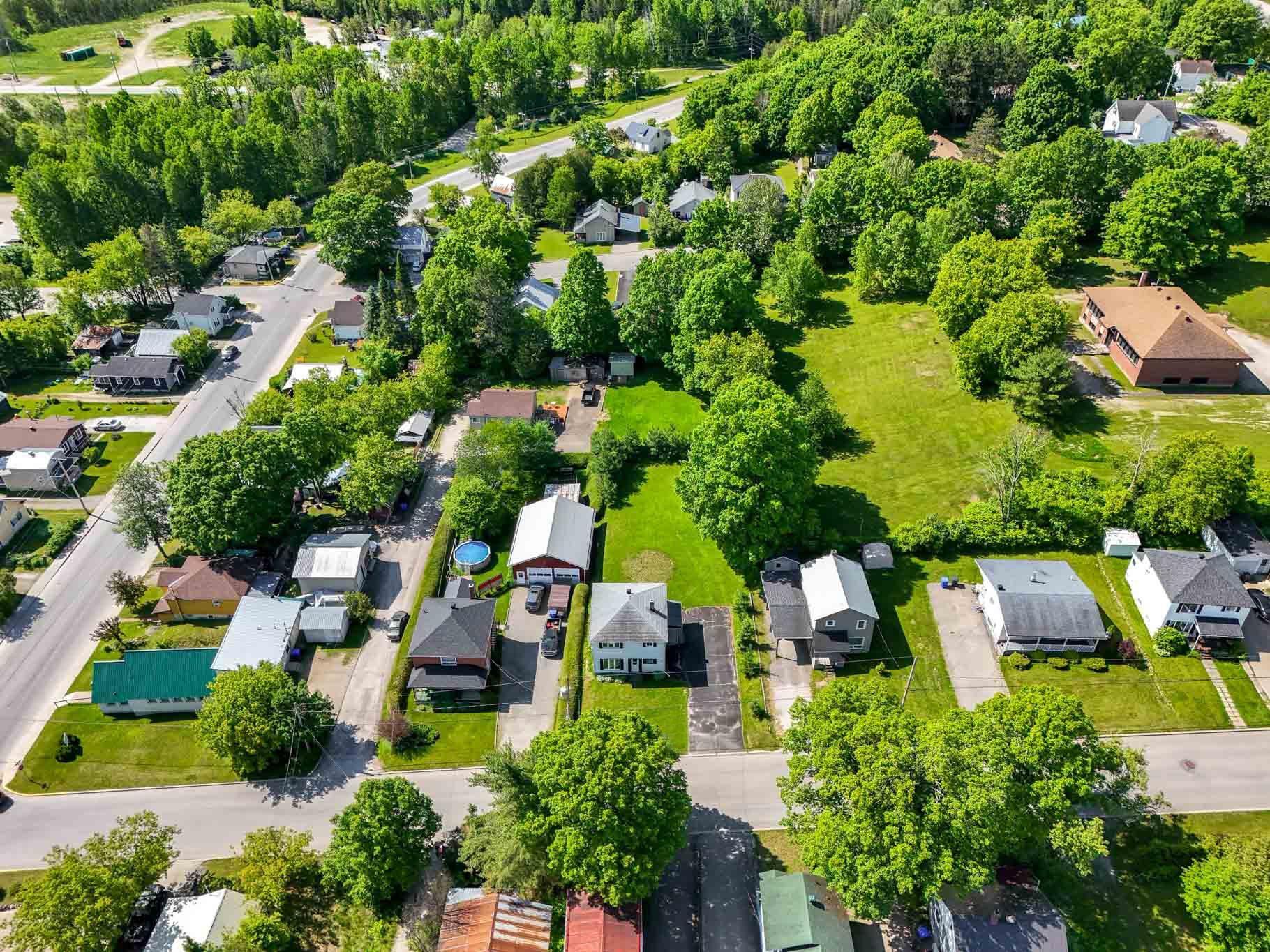 









183


Rue Montcalm

,
Maniwaki,




QC
J9E1T7

