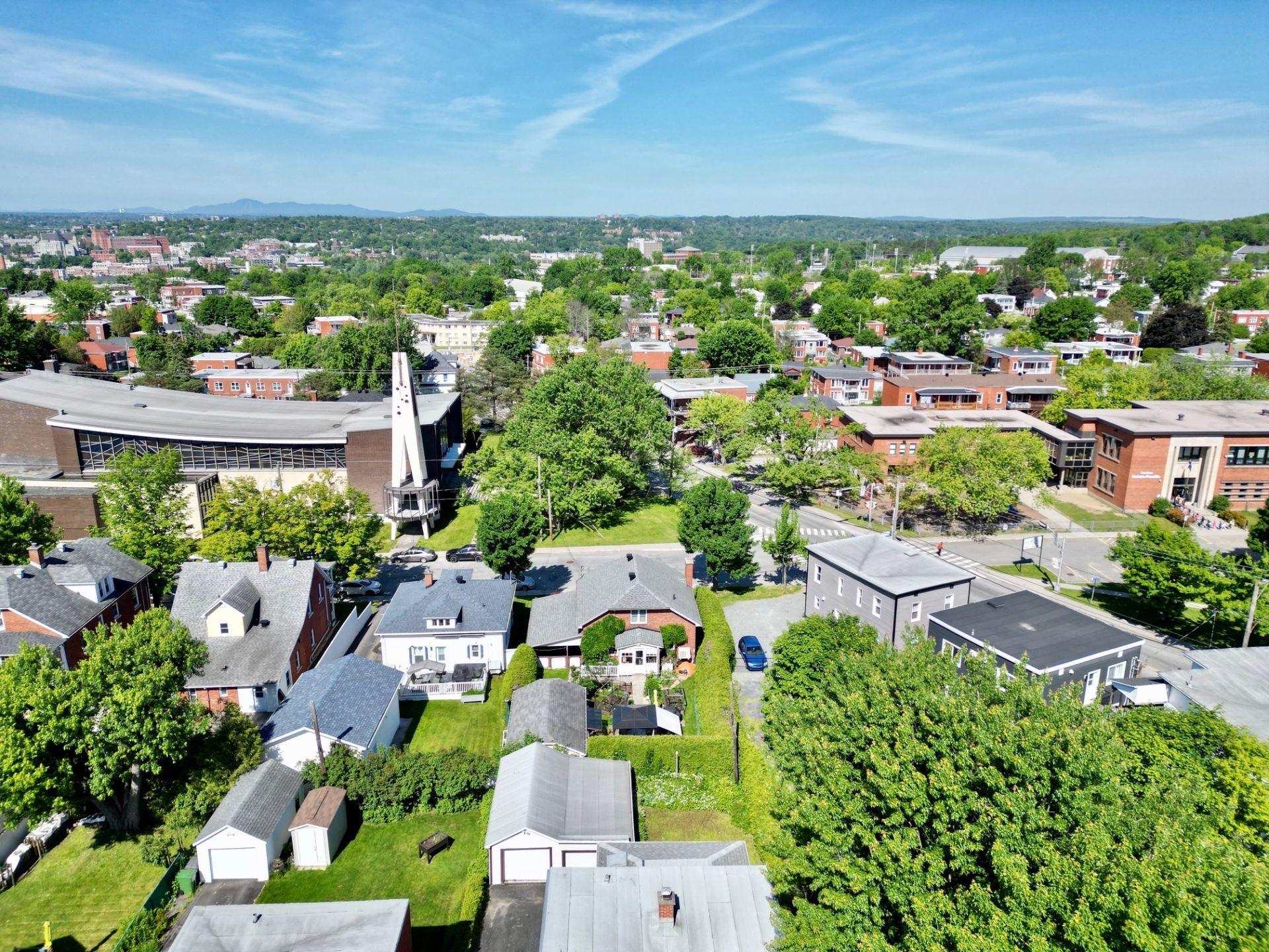 









127

 - 129


9e Avenue N.

,
Sherbrooke (Fleurimont),




QC
J1E2S8

