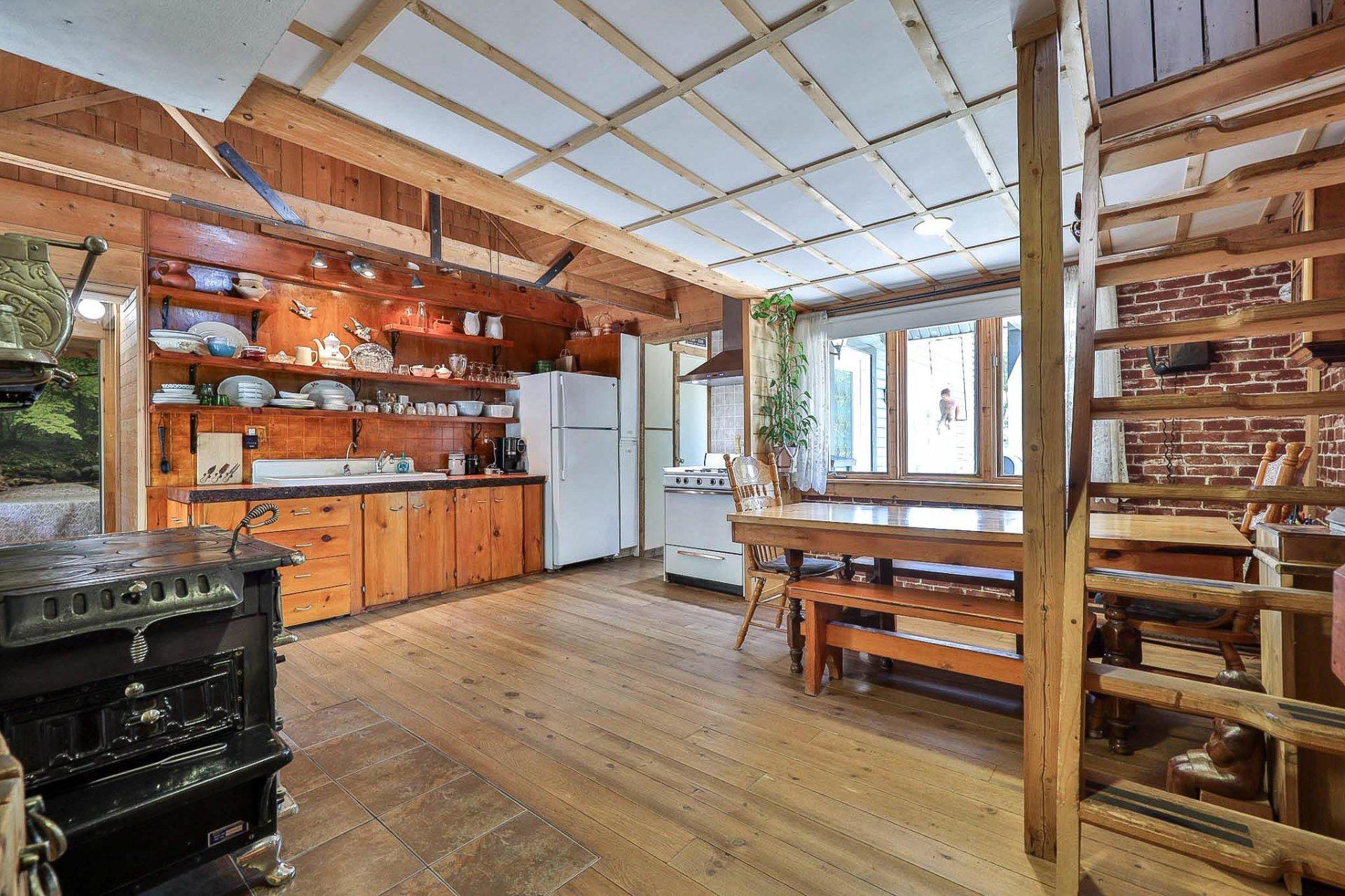 









310


Rue Champlain

,
Maniwaki,




QC
J9E1L9

