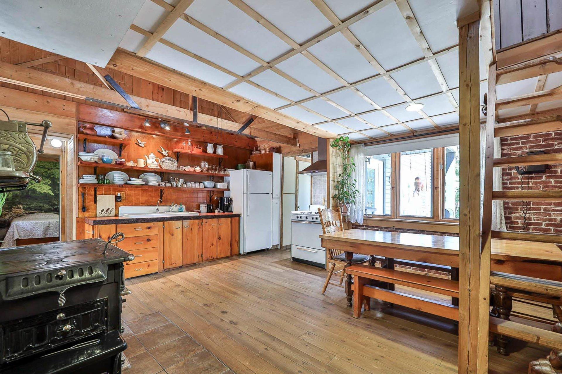 









310


Rue Champlain

,
Maniwaki,




QC
J9E1L9

