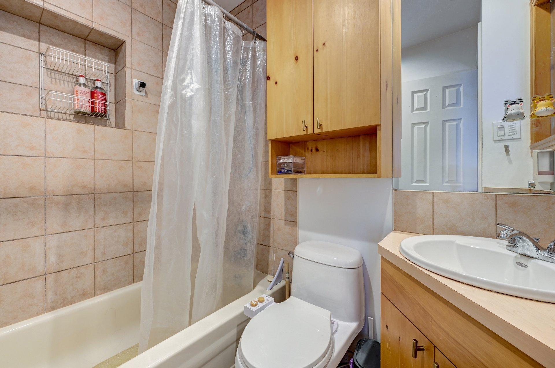 









1652

 - 1654


Rue St-André

,
Montréal (Ville-Marie),




QC
H2L3T6


