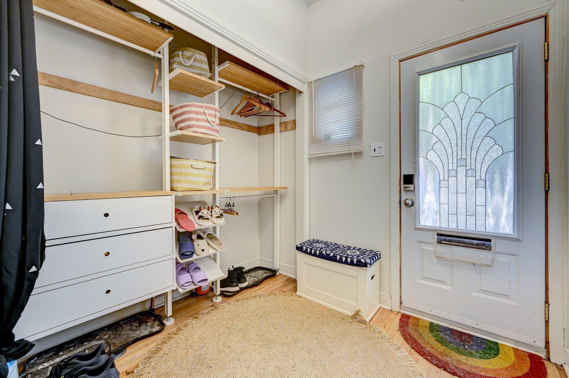 









1652

 - 1654


Rue St-André

,
Montréal (Ville-Marie),




QC
H2L3T6

