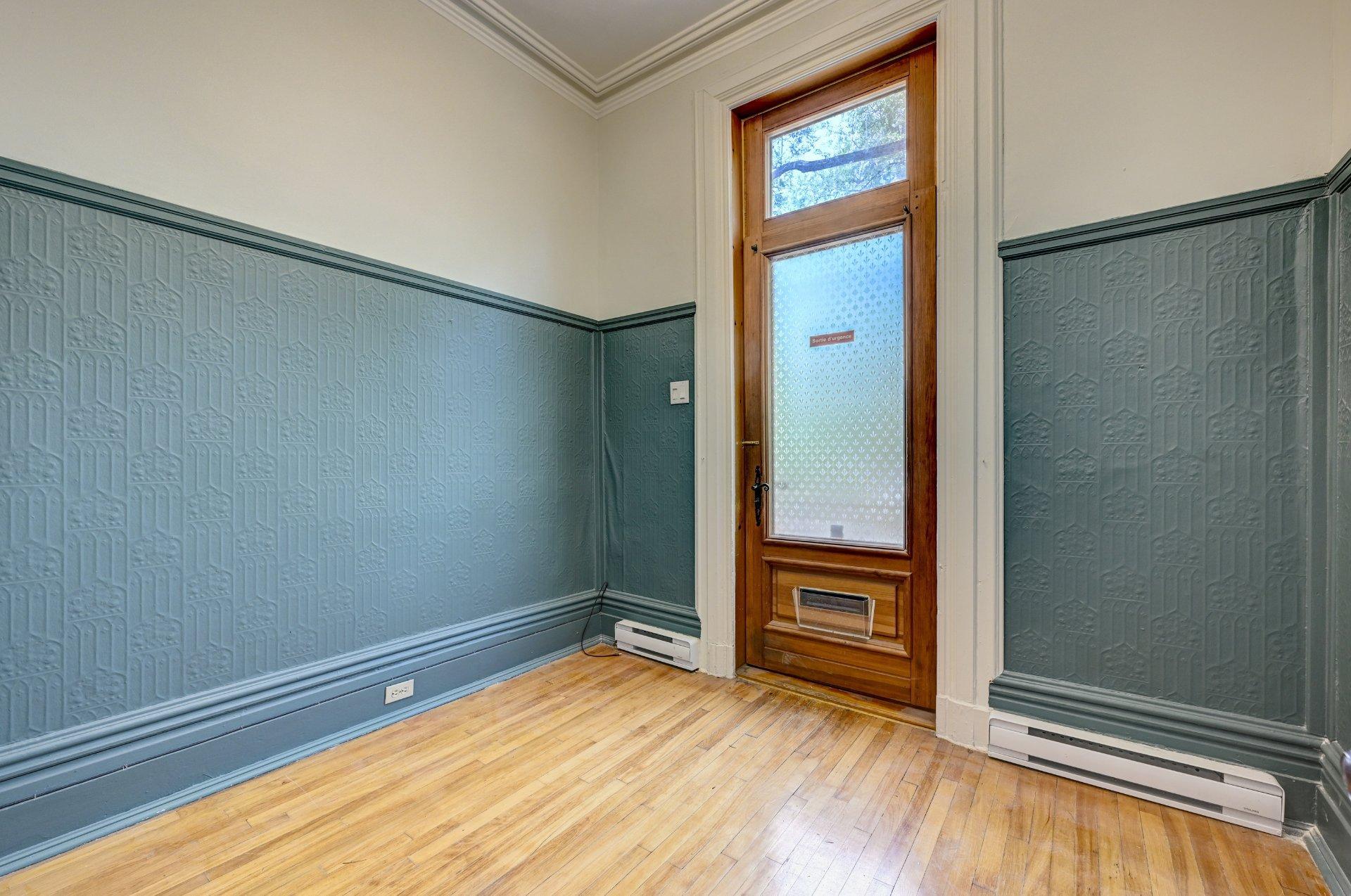









1652

 - 1654


Rue St-André

,
Montréal (Ville-Marie),




QC
H2L3T6

