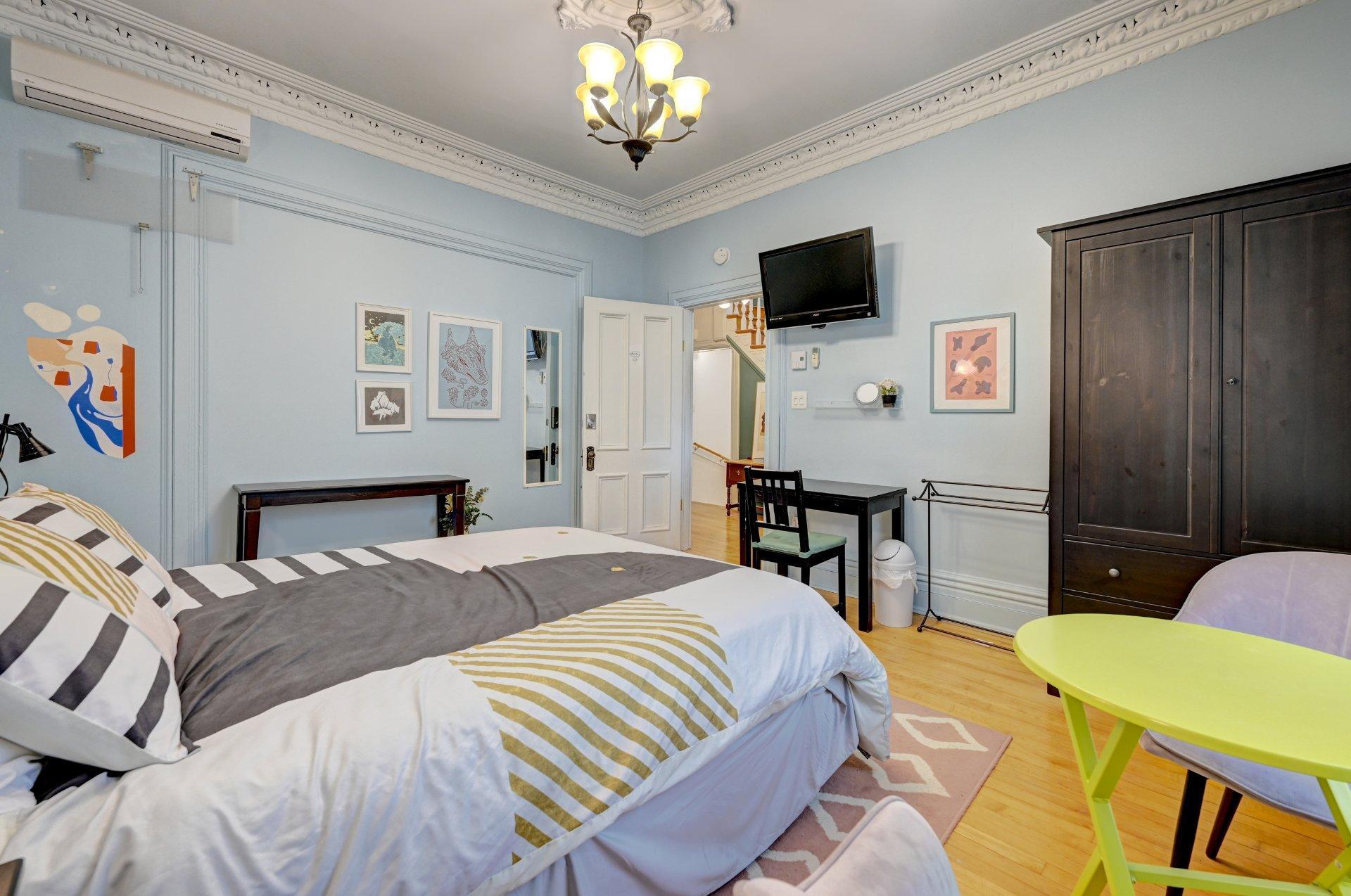 









1652

 - 1654


Rue St-André

,
Montréal (Ville-Marie),




QC
H2L3T6

