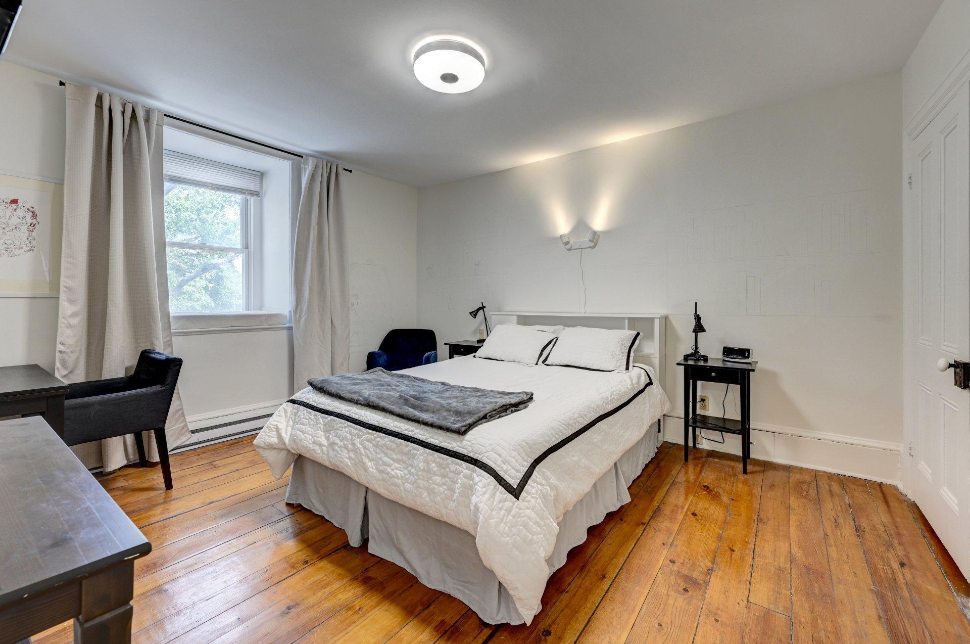 









1652

 - 1654


Rue St-André

,
Montréal (Ville-Marie),




QC
H2L3T6

