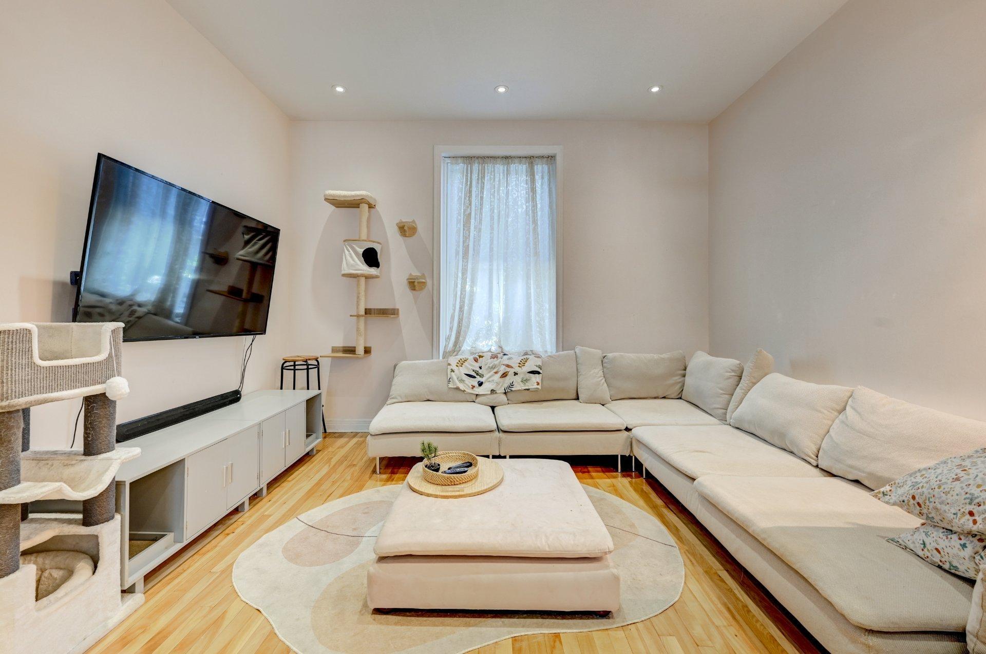 









1652

 - 1654


Rue St-André

,
Montréal (Ville-Marie),




QC
H2L3T6

