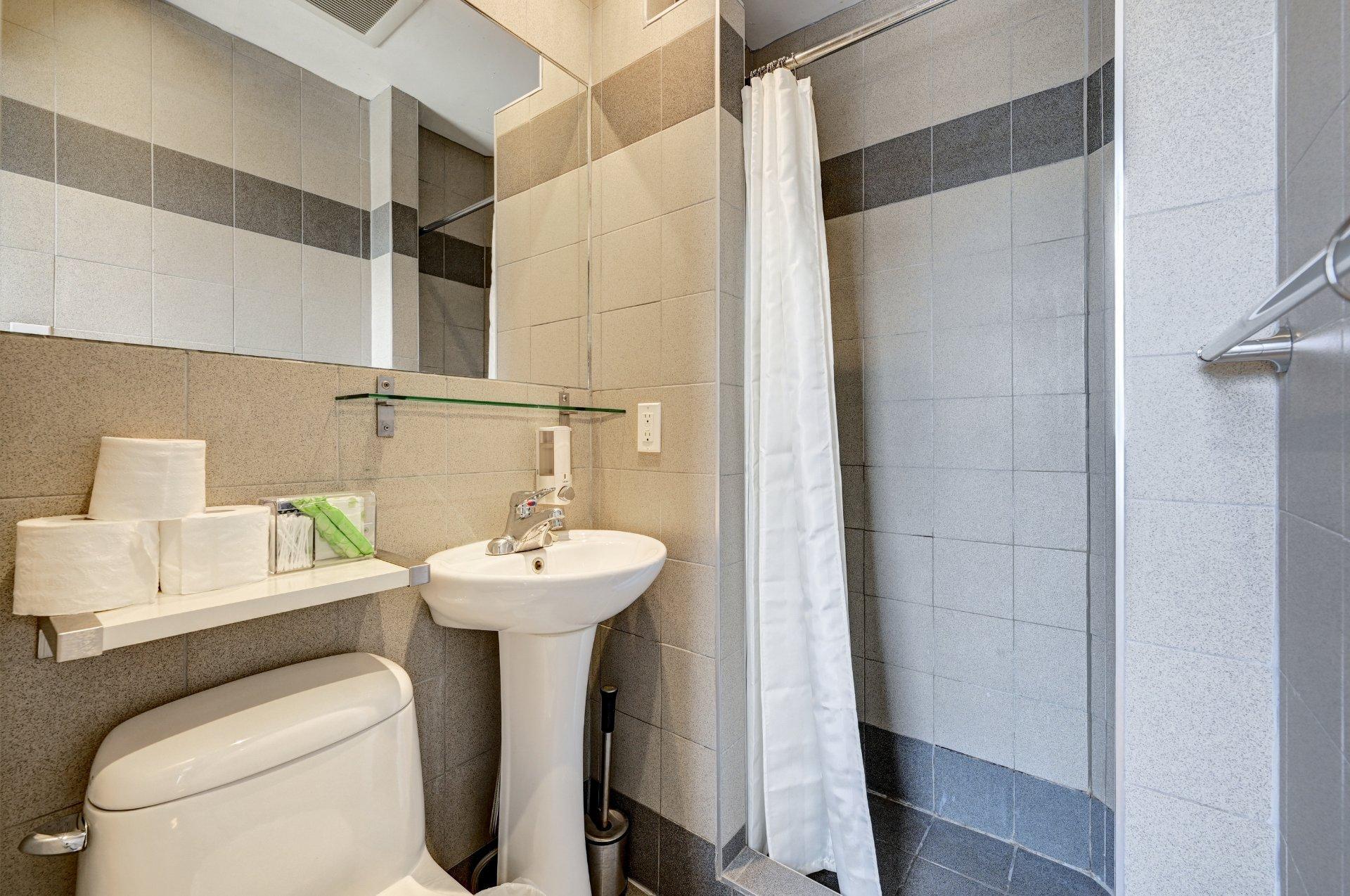 









1652

 - 1654


Rue St-André

,
Montréal (Ville-Marie),




QC
H2L3T6


