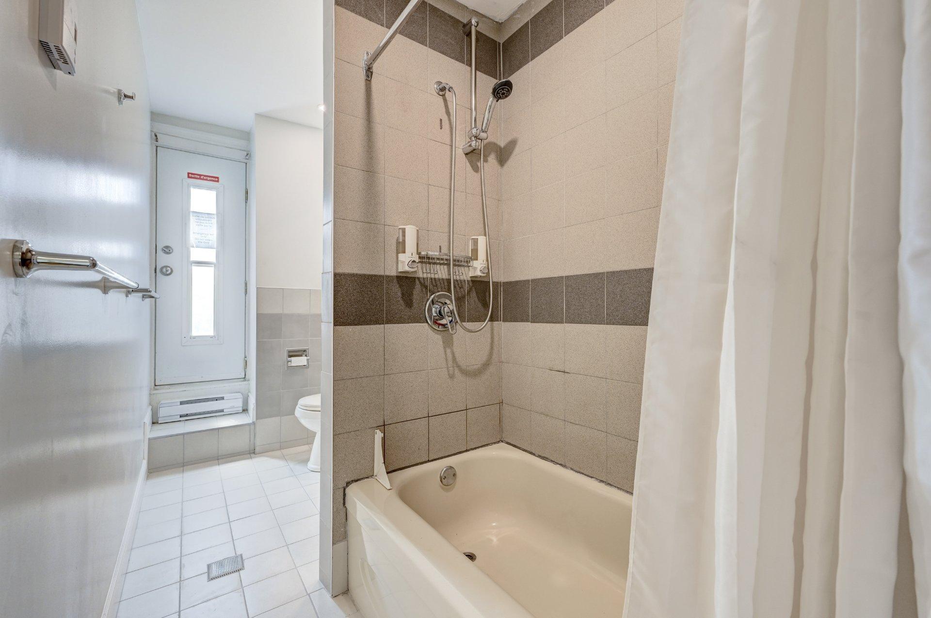 









1652

 - 1654


Rue St-André

,
Montréal (Ville-Marie),




QC
H2L3T6

