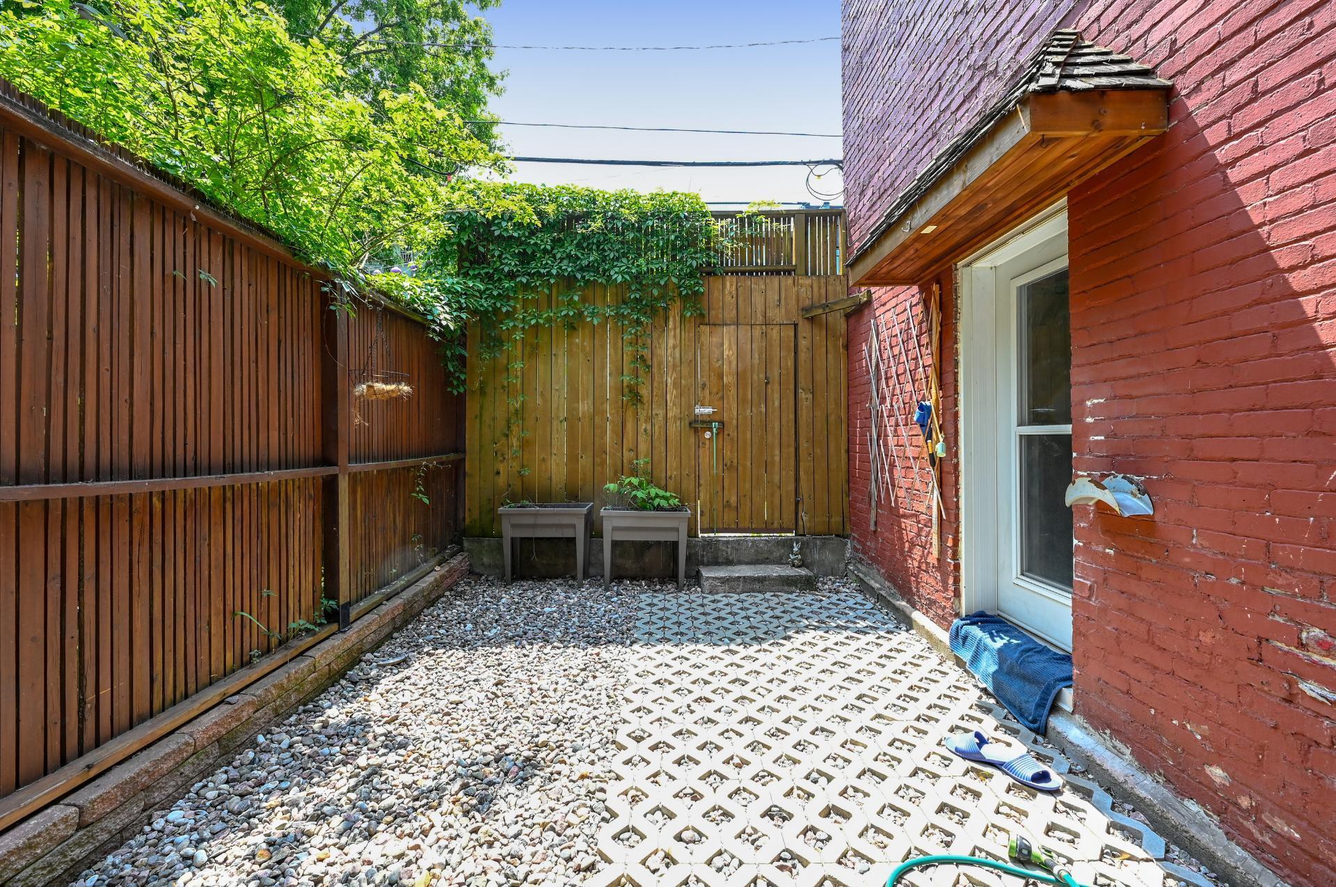 









1652

 - 1654


Rue St-André

,
Montréal (Ville-Marie),




QC
H2L3T6

