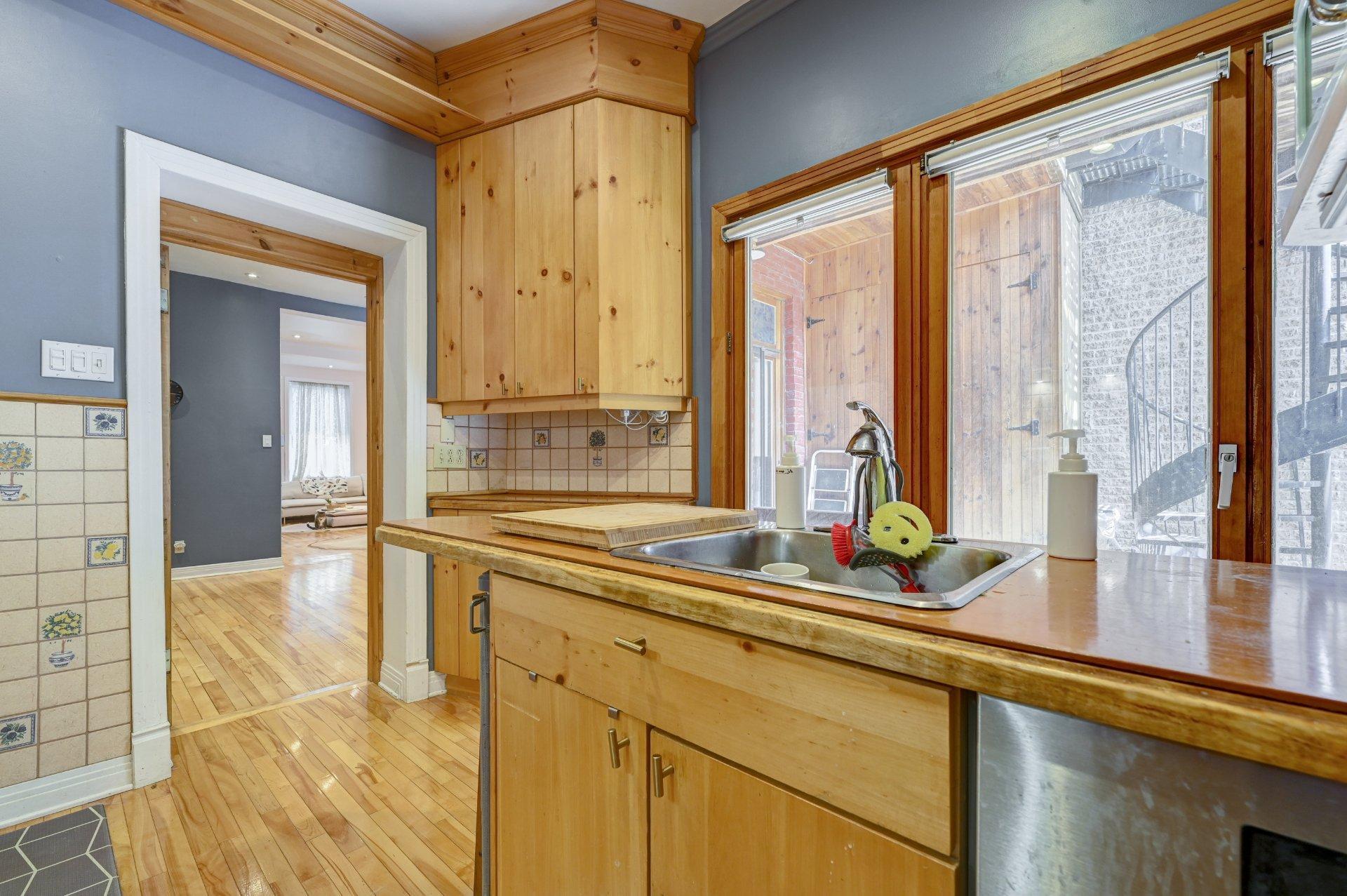 









1652

 - 1654


Rue St-André

,
Montréal (Ville-Marie),




QC
H2L3T6

