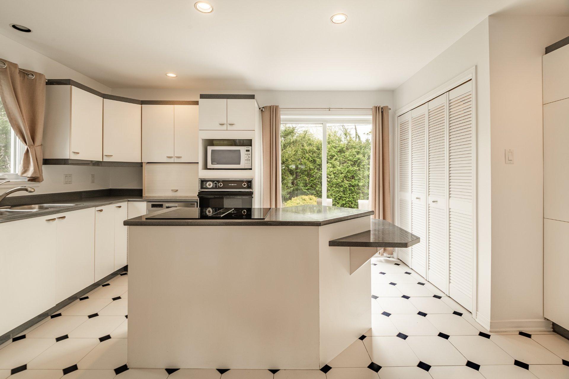 









710


Rue Nicolas-Perrot

,
Boucherville,




QC
J4B7V7


