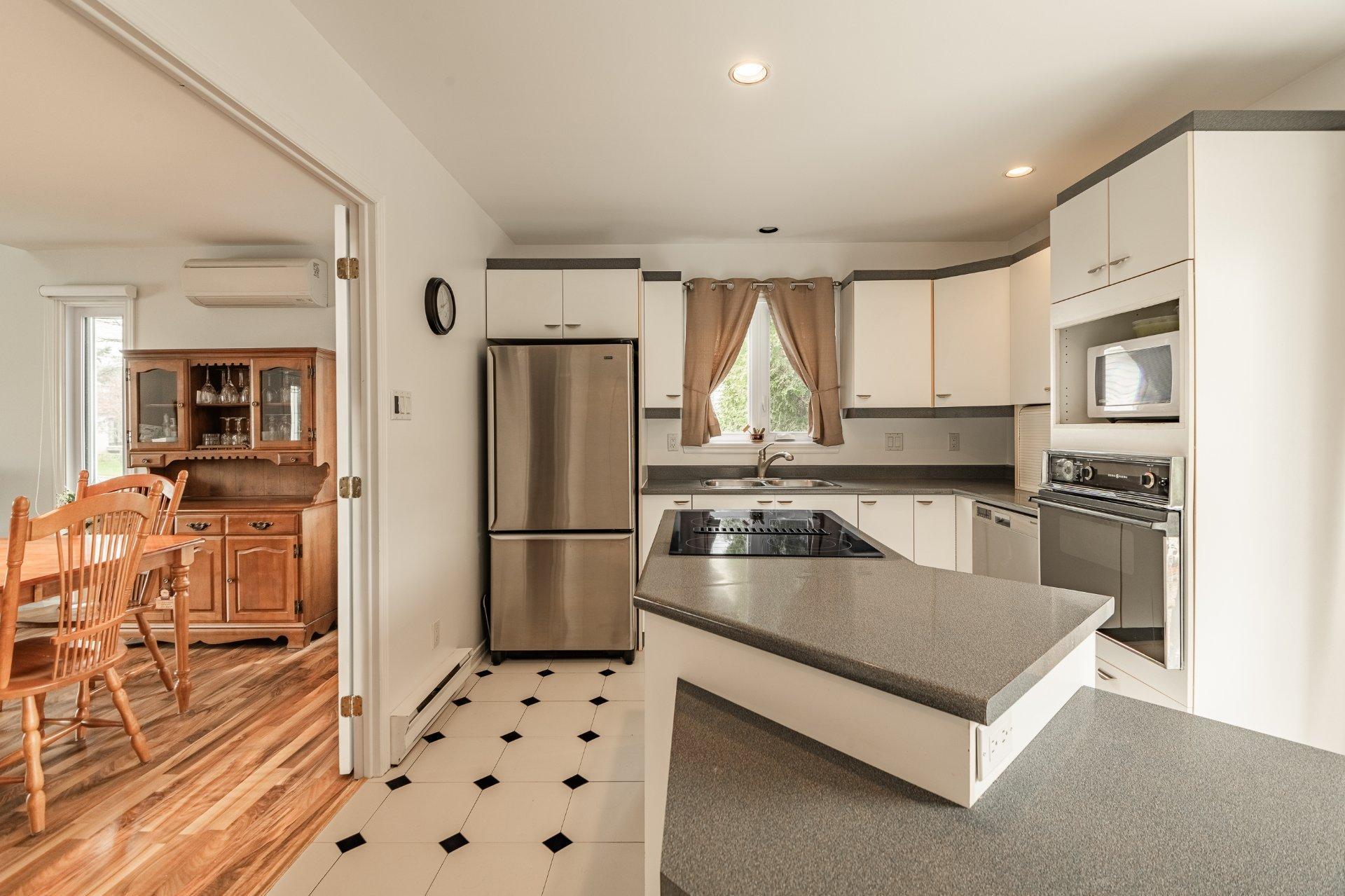 









710


Rue Nicolas-Perrot

,
Boucherville,




QC
J4B7V7

