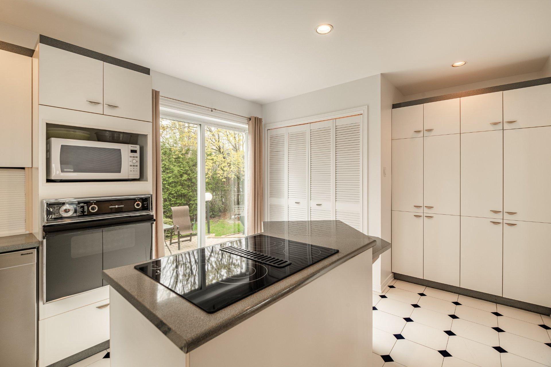 









710


Rue Nicolas-Perrot

,
Boucherville,




QC
J4B7V7

