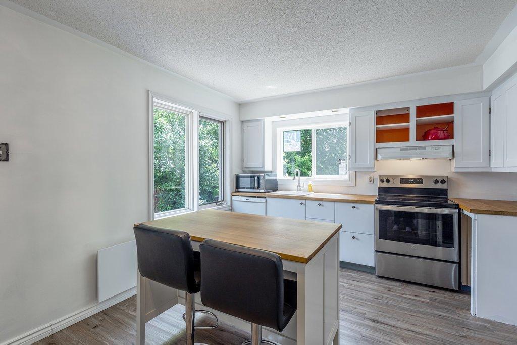 









103


Boul. Montclair

,
Gatineau (Hull),




QC
J8Y2E9

