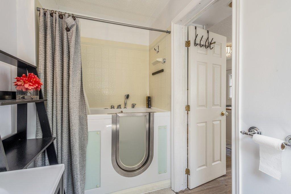 









103


Boul. Montclair

,
Gatineau (Hull),




QC
J8Y2E9

