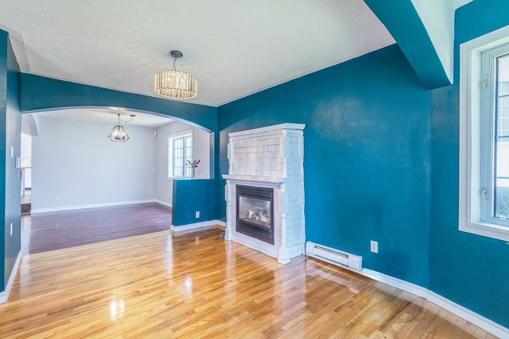 









103


Boul. Montclair

,
Gatineau (Hull),




QC
J8Y2E9

