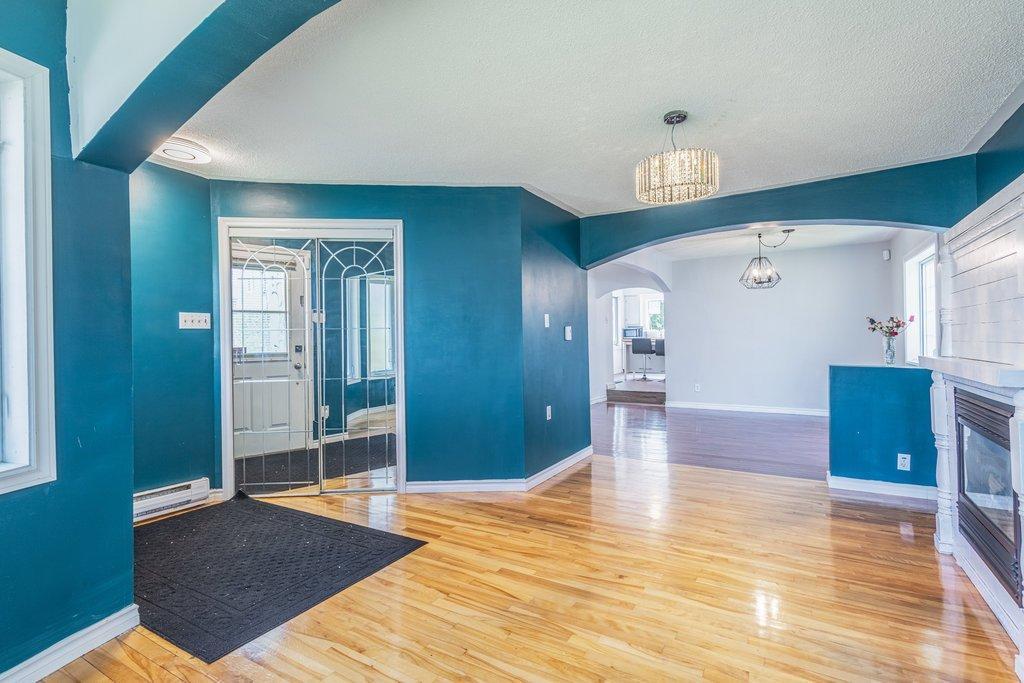 









103


Boul. Montclair

,
Gatineau (Hull),




QC
J8Y2E9

