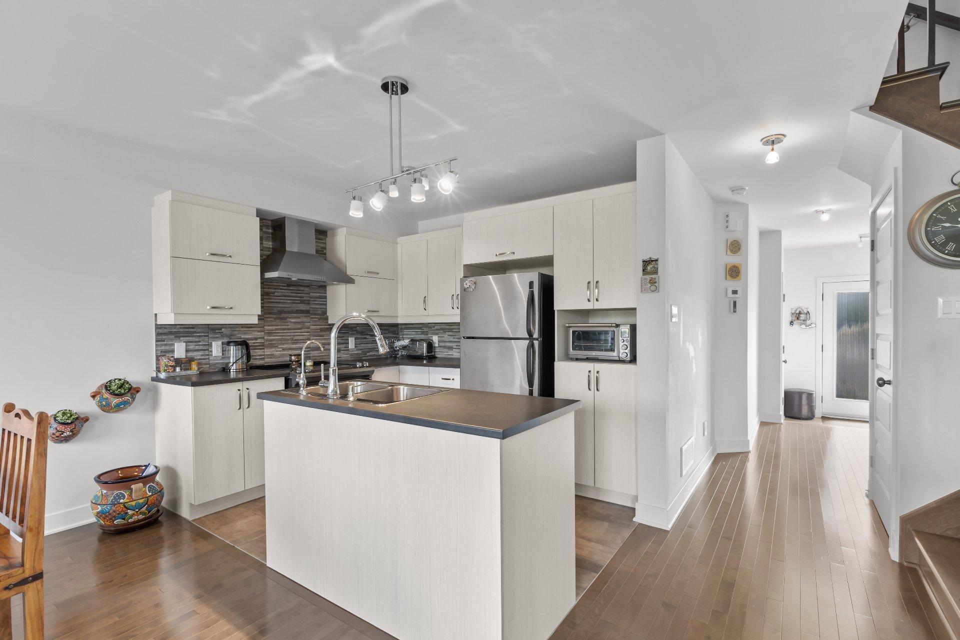 









333


Rue Claude-Léveillée

,
Vaudreuil-Dorion,




QC
J7V0Y7

