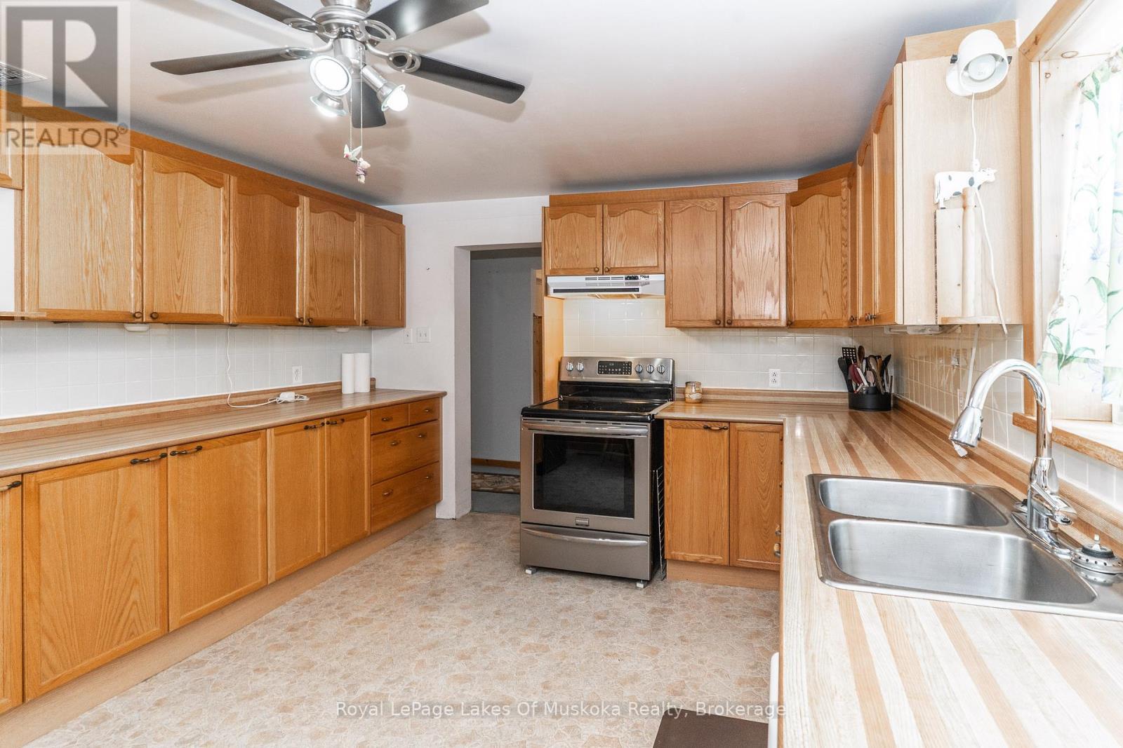 












156 DILL STREET

,
Bracebridge (Macaulay),




Ontario
P1L1E5

