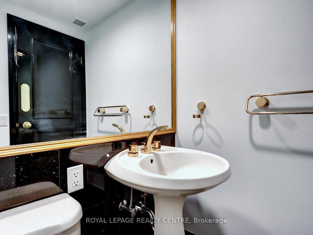 









480


Queens Quay W

N/A, 401W,
Toronto,




ON
M5V 2Y5

