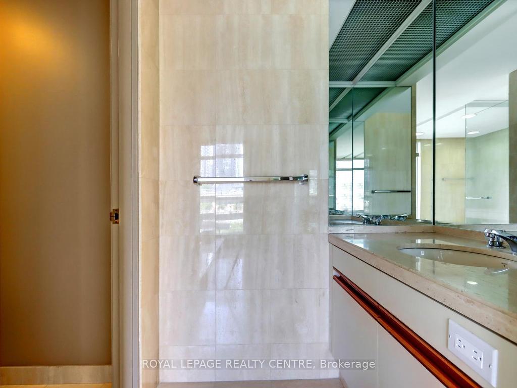 









480


Queens Quay W

N/A, 401W,
Toronto,




ON
M5V 2Y5


