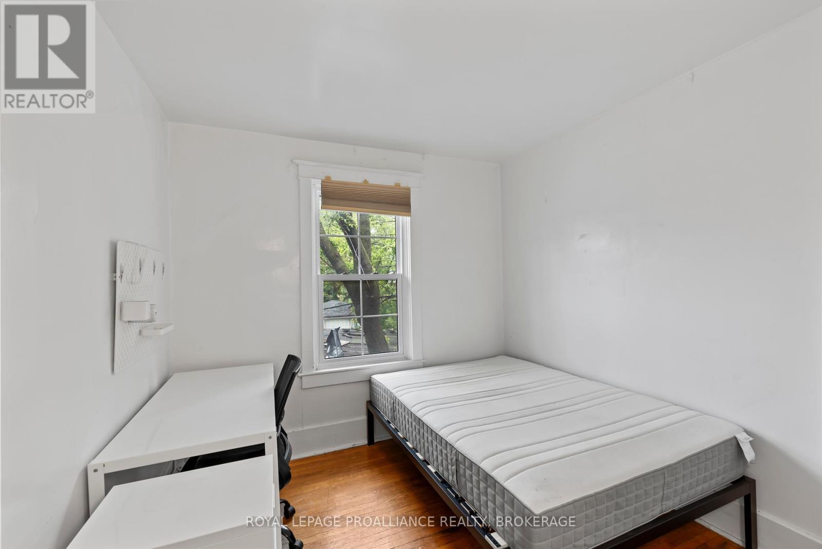 












8 ABERDEEN STREET

,
Kingston (Central City East),




Ontario
K7L3N1


