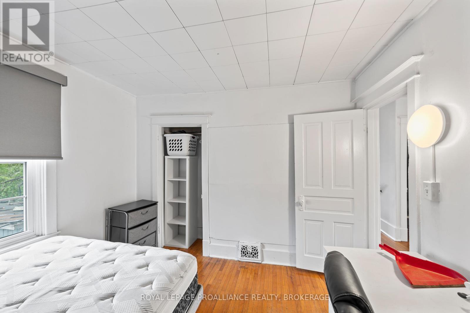 












8 ABERDEEN STREET

,
Kingston (Central City East),




Ontario
K7L3N1

