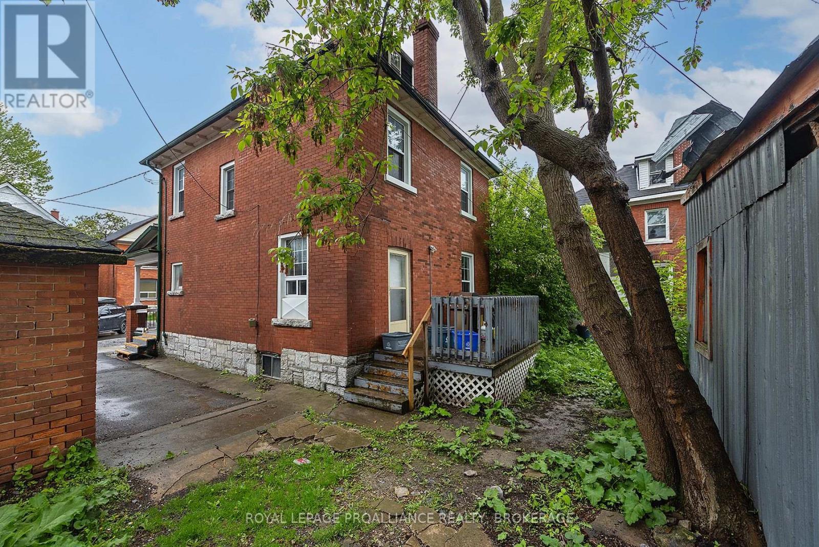 












8 ABERDEEN STREET

,
Kingston (Central City East),




Ontario
K7L3N1

