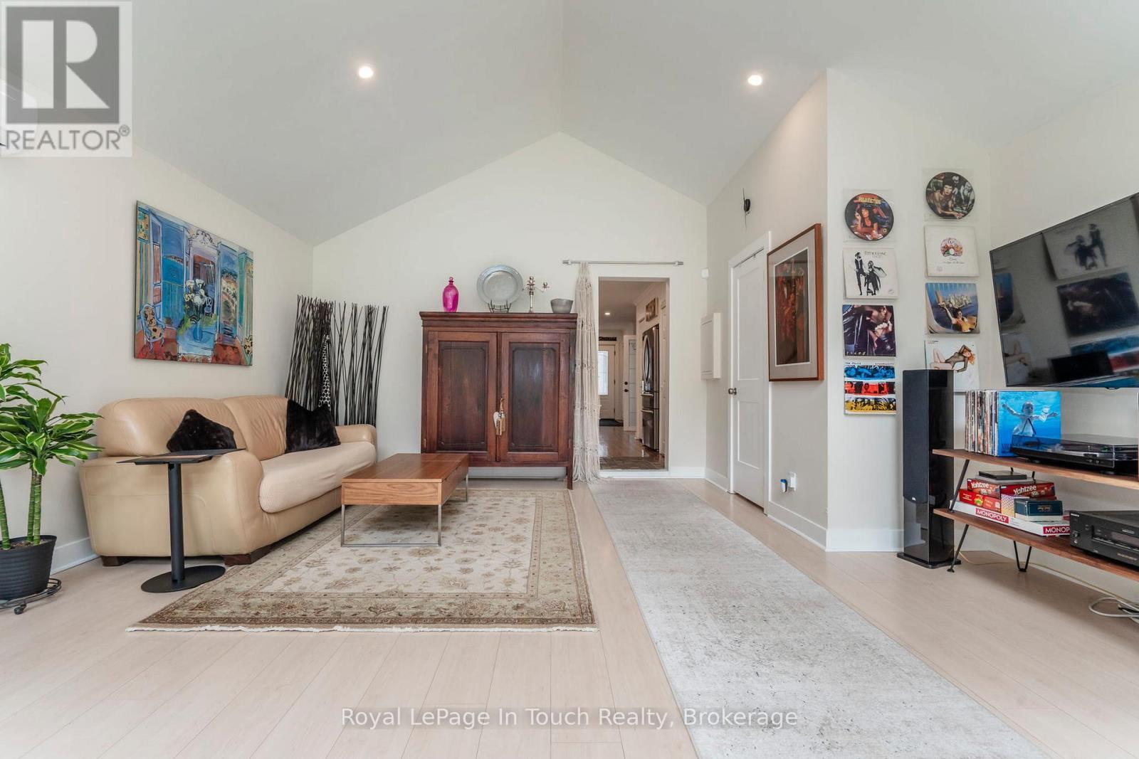 












83 KING ROAD

,
Tay (Waubaushene),




Ontario
L0K2C0

