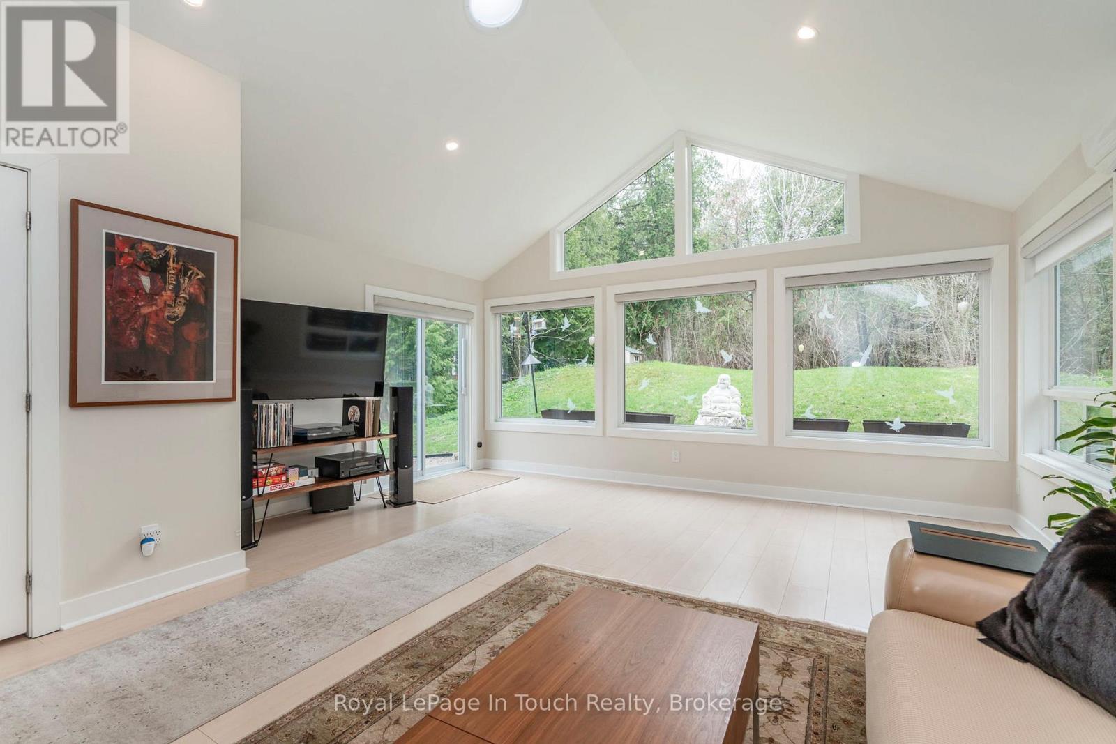












83 KING ROAD

,
Tay (Waubaushene),




Ontario
L0K2C0


