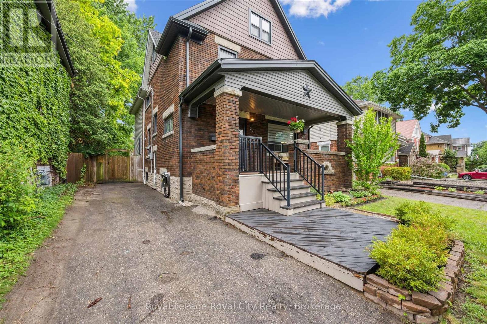 












37 BROCK STREET

,
Kitchener,




Ontario
N2M1X2

