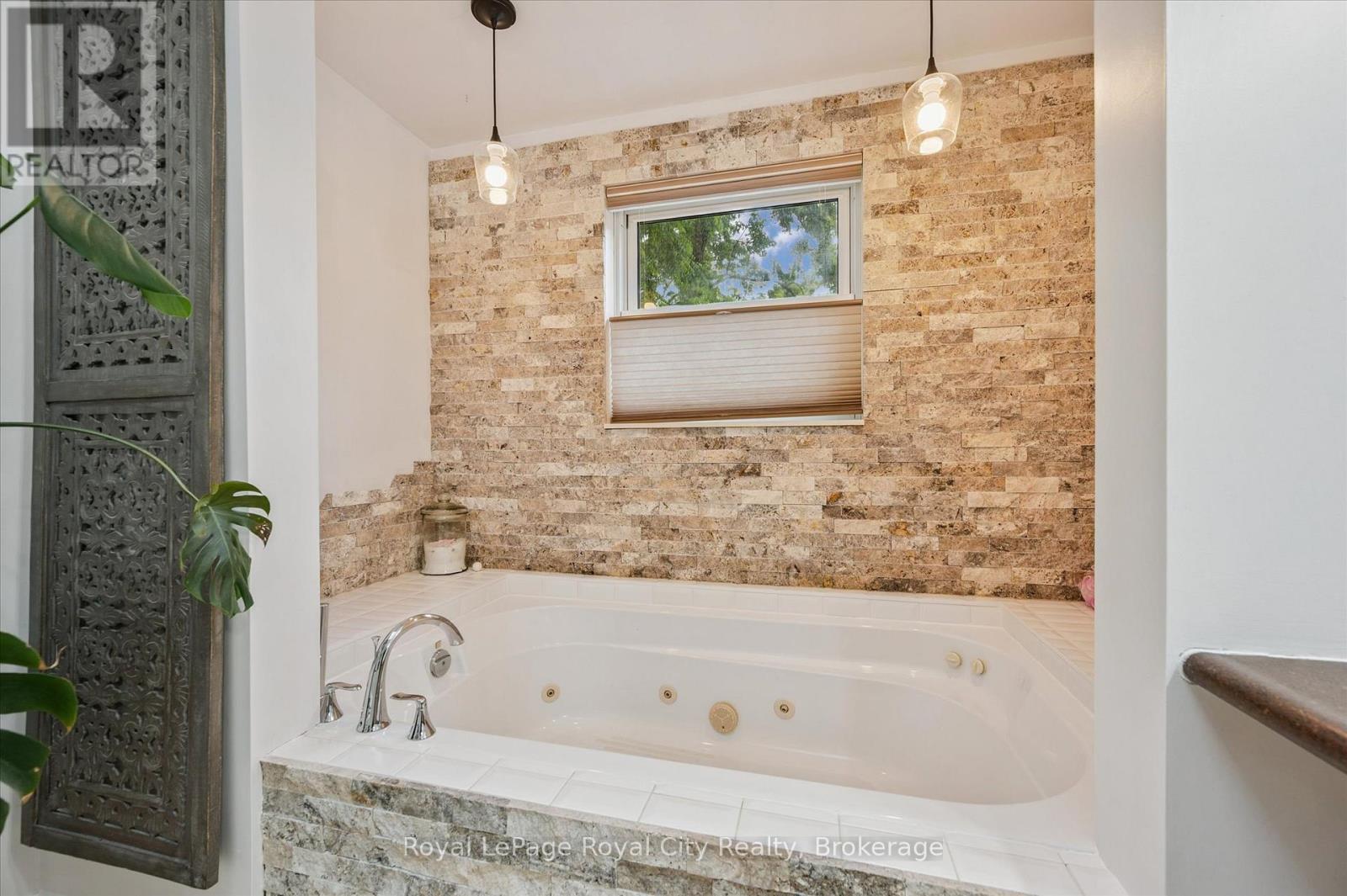 












37 BROCK STREET

,
Kitchener,




Ontario
N2M1X2

